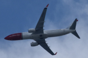 Morten 11 juli 2022 - LN-DYU over Høyenhall, det er Norwegian Air Shuttle AOC som kommer med sin Boeing 737-8JP som er akkurat 11 år gammelt og heter Jørn Utzon