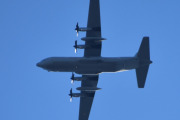 Morten 11 oktober 2022 - Lockheed Martin C-130 Hercules over Høyenhall, men i militær posisjon la dem seg i