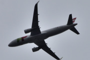 Morten 14 juli 2022 - CS-TNV over Høyenhall, det er TAP - Air Portugal som kommer med sin Airbus A320-200 som er over 12 år gammelt og heter Grão Vasco