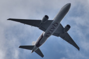 Morten 15 september 2022 - A7-BFG over Høyenhall, det er Qatar Airways Cargo som kommer med sin Boeing 777F som er akkurat 8 år gammel og er malt med Moved by People