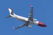 Morten 18 oktober 2022 - LN-DYU over Høyenhall, det er Norwegian Air Shuttle AOC som kommer med sin Boeing 737-800 som er over 11 år gammelt og heter Jørn Utzon