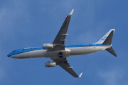Morten 18 oktober 2022 - PH-BXN over Høyenhall, det er KLM Royal Dutch Airlines som kommer med sin Boeing 737-800 som er over 22 år gammelt og heter Merel / Blackbird