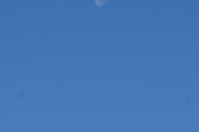 Morten 19 juli 2022 - Stort fly og månen over Høyenhall, hadde du flydd litt høyere, så kunne jeg ha sett deg