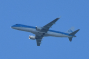 Morten 22 juni 2022 - PH-EZN over Høyenhall, jeg tror det er KLM Cityhopper som kommer med sitt Embraer ERJ-190 som er over 12 år gammelt