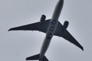 Morten 26 juli 2022 - A7-BFM over Høyenhall, det er Qatar Airways Cargo som kommer med sin Boeing 777F som er over 4 år gammelt