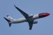 Morten 31 mai 2022 - LN-ENQ over Høyenhall, det er Norwegian Air Shuttle AOC som kommer med sitt Boeing 737-8JP som er over 4 år gammelt og heter Aleksis Kivi