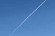 Morten 6 oktober 2022 - Jetfly over Høyenhall, det var blå himmel en liten stund i dag