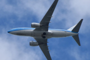 Morten 7 juli 2022 - PH-BGL over Høyenhall, det er KLM Royal Dutch Airlines som kommer med sitt Boeing 737-700 som er over 11 år gammelt og heter Rietzanger / Warbler