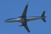 Morten 7 juli 2022 - PH-EXG over Høyenhall, det er KLM Cityhopper som kommer med sin Embraer ERJ-175STD som er over 6 år gammelt