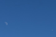 Morten 7 juli 2022 - Stort fly og månen over Høyenhall, flyet til høyre og månen til venstre - men ser dere den sorte prikken på midten øverst i bilde?