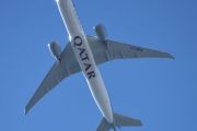Morten 8 juli 2022 - A7-BFK over Høyenhall, det er Qatar Airways Cargo som kommer med sin Boeing 777-FDZ som er over 5 år gammelt