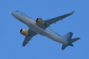Morten 8 juli 2022 - EC-NAE over Høyenhall, det er Vueling Airlines som kommer med sin Airbus A320-271N som er over 3 år gammelt