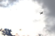 Morten 9 juli 2022 - LN-ENS over Høyenhall, det er Norwegian Air Shuttle AOC som kommer ut fra solen