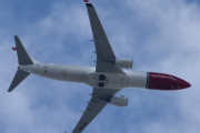 Morten 9 juli 2022 - LN-NIH over Høyenhall, det er Norwegian Air Shuttle AOC som kommer med sin Boeing 737-8JP som er over 7 år gammelt