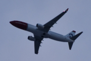 Morten 1 januar 2023 - LN-NIP over Høyenhall, det er Norwegian Air Shuttle AOC som kommer med sin Boeing 737-86N som er over 9 år gammelt og heter Gidsken Jakobsen