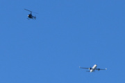 Morten 1 mars 2023 - CS-TVF over Høyenhall, det er TAP - Air Portugal som er i følge med et helikopter