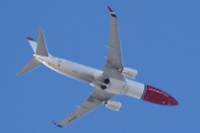 Morten 1 mars 2023 - LN-DYX over Høyenhall, det er Norwegian Air Shuttle AOC som kommer med sin Boeing 737-8JP som er over 11 år gammelt