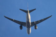 Morten 10 desember 2022 - A7-BFM over Høyenhall, det er Qatar Airways Cargo som kommer med sin Boeing 777-FDZ som er over 6 år gammelt