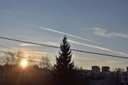 Morten 10 desember 2022 - Jetfly over Høyenhall, her ser vi det andre flyet og nå kommer solen også