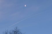 Morten 15 desember 2022 - Jetfly og månen over Høyenhall, og ingen fugler i treet