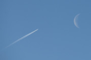 Morten 18 desember 2022 - Jetfly og månen over Høyenhall, nærmere kommer vi vel ikke
