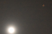 Morten 2 februar 2023 - Stort fly og månen over Høyenhall, da for jeg deg sammen med månen nemlig