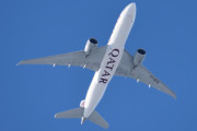 Morten 23 februar 2023 - A7-BFB over Høyenhall, det er Qatar Airways Cargo som kommer med sin Boeing 777-FDZ som er over 12 år gammelt