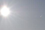 Morten 23 februar 2023 - Jetfly og solen over Høyenhall, snart så er solen borte