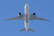 Morten 25 februar 2023 - A7-BFQ over Høyenhall, det er Qatar Airways Cargo som kommer med sin Boeing 777-F som er over 3 år gammelt