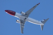 Morten 25 februar 2023 - SE-RXD over Høyenhall, det er Norwegian Air Sweden AOC som kommer med sin Boeing 737-86N(WL) som er over 9 år gammelt og heter Wenche Foss