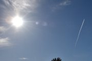 Morten 27 februar 2023 - Jetfly og solen over Høyenhall, vi må nok vente til den kommer litt nærmere