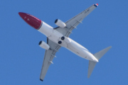 Morten 27 februar 2023 - LN-NIP over Høyenhall, det er Norwegian Air Shuttle AOC som kommer med sin Boeing 737-86N som er over 9 år gammelt og heter Gidsken Jakobsen
