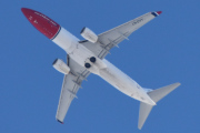 Morten 29 mars 2023 - LN-DYY over Høyenhall, og dem kommer i sin Boeing 737-8JP som er 11 år gammelt og heter Vilhelm Bjerknes