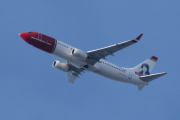 Morten 4 april 2023 - LN-NIP over Høyenhall, det er Norwegian Air Shuttle AOC som kommer med sin Boeing 737-86N som er over 9 år gammelt og heter Gidsken Jakobsen