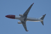 Morten 10 desember 2022 - LN-NIK over Høyenhall, det er Norwegian Air Shuttle AOC som kommer med sin Boeing 737-8FZ som er fra 2010 og som dem fikk i mars 2022. I januar 2023 får den helten Alf Prøysen malt på halen