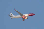 Morten 15 desember 2022 - LN-DYK over Høyenhall, takket være helten på halen så ser jeg at dette er Norwegian Air Shuttle AOC som kommer med sin Boeing 737-8JP som er over 11 år gammelt og heter Carl Larsson