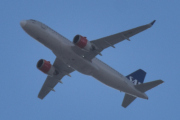 Morten 25 februar 2022 - EI-SIE over Høyenhall, det er SAS Scandinavian Airlines Ireland som kommer med sitt Airbus A320-251N som er over 4 år gammelt