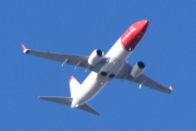 Morten 25 februar 2022 - LN-ENL over Høyenhall, endelig kommer det et Norwegian fly som jeg kan lese. Det er Norwegian Air Shuttle AOC som kommer med sin Boeing 737-8JP