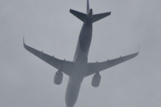 Morten 1 juli 2022 - SAS over Høyenhall, klokken er 13.27. Av og til så dukker dem opp mellom skyene