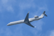 Morten 10 juli 2022 - EI-FPG over Høyenhall, klokken er 14.12. Her er jeg veldig usikker da halen burde ha vært blå. Men jeg tror det er SAS Scandinavian Airlines som kommer med sin Bombardier CRJ-900 som er over 6 år gammelt og heter Budle Viking