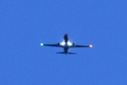 Morten 10 juli 2022 - Norwegian over Høyenhall på natten, klokken er 23.37. Men så kommer dilemmaet mitt, det kommer et nytt fly to minutter etterpå