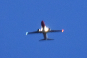 Morten 10 juli 2022 - Norwegian over Høyenhall på natten, fire minutter senere kommer dette flyet og da er klokken 24.00