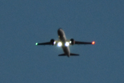 Morten 10 juli 2022 - SAS over Høyenhall på natten, klokken er 23.48. Åtte minutter senere kommer denne, jeg ser med en gang at dette ikke er Norwegian