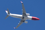 Morten 27 juli 2022 - LN-NHE over Høyenhall, det er Norwegian Air Shuttle AOC som kommer med sin Boeing 737-8JP som er over 7 år gammelt