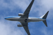 Morten 7 juli 2022 - PH-BGL over Høyenhall, klokken er 16.17. Det er KLM Royal Dutch Airlines som kommer med sin Boeing 737-700 som er over 11 år gammelt og heter Rietzanger / Warbler