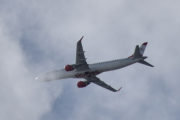 Morten 19 juni 2022 - Austrian Airlines over Kjeller flyplass, det står Servus under flyet som betyr, oversatt på norsk til "hei" som er en hilsen som er mye brukt i Sør-Tyskland (Baden-Württemberg, Bayern) og Østerrike