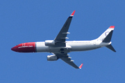 Morten 26 mai 2022 - LN-DYY over Høyenhall, det er Norwegian Air Shuttle AOC som kommer med sin Boeing 737-8JP som er over 10 år gammelt og heter Vilhelm Bjerknes