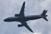 Morten 31 mai 2022 - G-EUYA over Høyenhall, dem kommer i sin Airbus A320-232 som er over 13 år gammelt