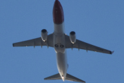 Morten 18 mars 2022 - LN-NHE over Høyenhall, det er Norwegian Air Shuttle AOC som kommer og det ser ut som den skal svinge litt