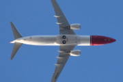 Morten 18 mars 2022 - LN-NHE over Høyenhall, og piloten kommer seg perfekt i posisjon med sitt fly som er over 6 år gammelt